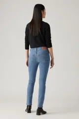 Jean de tiro medio color celeste, corte skinny y calce modelador.