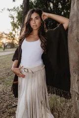 Ruana color chocolate de lana merino, con flecos en el borde inferior.