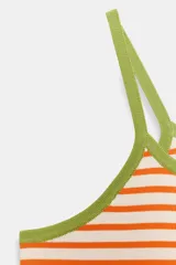 Top corto de punto con diseño de rayas horizontales blancas y negras. Presenta ribetes en color naranja vibrante en el escote y los tirantes finos.