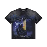 Remera de algodón con efecto lavado, cuello redondo y mangas cortas. Presenta un estampado gráfico frontal de un caballero con una espada en llamas y la inscripción 'Bound by Fate'.