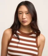 Musculosa corta de cuello redondo con diseño de rayas horizontales en blanco y negro, confeccionada en tejido texturizado con elasticidad.