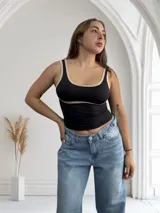 Musculosa negra ajustada al cuerpo con breteles y ribete color beige.