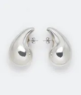 Aros colgantes dorados con forma de gota.
