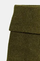 Falda pantalón de punto color verde oliva, de tiro medio con cintura elástica ancha y diseño de vuelta.