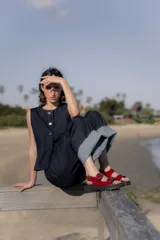 Sandalias de plataforma con suela track, confeccionadas en material sintético charolado color rojo. Presentan dos tiras ajustables con hebillas metálicas plateadas en el empeine.