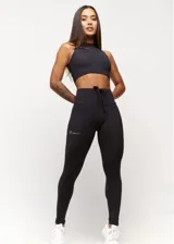 Calza deportiva roja de tiro alto con cordón ajustable en la cintura y logo estampado en la pierna.