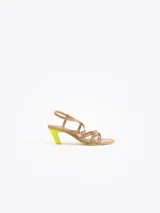 Sandalias de cuero vacuno en color tostado, con tiras múltiples en la capellada, doble hebilla con dijes colgantes, talón destalonado con tira ajustable y taco geométrico en color verde lima.