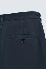Pantalón chino de corte recto confeccionado en algodón, con bolsillos frontales, bolsillo cerillero y bolsillos traseros con botón.