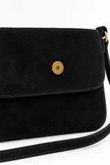 Bolso negro tipo tote de PU y gamuza, con doble asa de hombro, solapa frontal y cierre superior, acompañado de un neceser con cierre a juego.