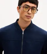 Chaqueta bomber de Marfinno en color tostado, con cierre frontal y cuello de tejido acanalado. Presenta un diseño liso con costuras horizontales y bolsillos funcionales.