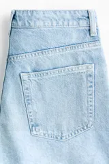 Short de cinco bolsillos en denim de algodón rígido, con tiro alto y bajo deshilachado.