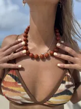 Collar de cuentas esféricas de color negro brillante con acabado pulido.