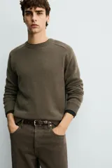 Jersey de punto con mezcla de lana y cashmere, de corte regular fit, cuello redondo y manga larga con acabados en rib.