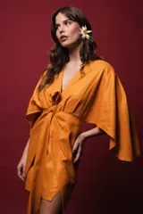 Vestido corto tipo kimono color naranja, de lino con microbrillo, con mangas amplias y tiras ajustables en la cintura.