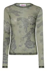 Blusa de tul verde militar con mangas largas, escote redondo y diseño semitransparente con estampado floral.