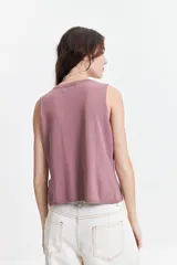 Chaleco tejido color lila con escote en V y lazo doble al frente.