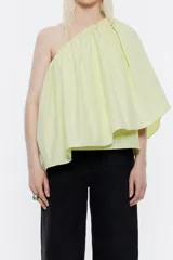Blusa de tafeta color amarillo, con escote recto, un solo hombro y maxivolante.