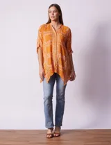 Camisa celeste con estampado de cachemir en blanco, cuello a la base, escote en V y abertura central con botones. Terminación de ruedo asimétrico. Manga 3/4 de largo regulable con presilla y botón.