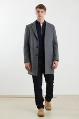 Sobretodo 3/4 de paño, color gris oscuro, con cuello solapa, cierre frontal de botones, manga larga y bolsillos laterales de ribete.