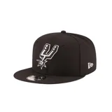 Gorro negro de visera plana marca New Era, modelo 950, con logo bordado de los San Antonio Spurs en blanco al frente y logo de la NBA en el lateral.