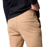Pantalon de hombre color beige, de corte recto y estilo funcional. Cuenta con tecnología Omni-Shield que repele la humedad y manchas, múltiples bolsillos con cierre de seguridad, trabillas para cinturón y detalles reflectantes en tobillos y cintura.