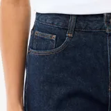 Short de denim azul oscuro de tiro alto, corte recto y estilo clásico con bolsillos y costuras visibles.