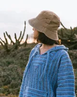 Gorro tipo bucket color borgoña con logo bordado al frente.