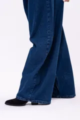 Jean de tiro bajo en color azul clásico, con corte extra ancho y diseño holgado. Confeccionado en denim premium, presenta una silueta fluida y relajada.
