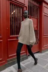 Jersey de punto con cuello subido y mangas largas abullonadas con puños ajustados.