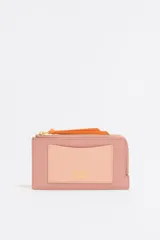 Monedero Bimba y Lola de piel vacuna, con diseño bicolor en tonos rosados, cierre de cremallera con tirador de cordón naranja y logo grabado en dorado.