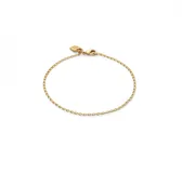 Pulsera de cadena fina con eslabones ovalados bañada en oro de 18k, con cierre de mosquetón y pequeña placa con logotipo colgante.