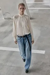 Cinturón de piel 100% color marrón oscuro, de 3 cm de ancho, con pespuntes y hebilla metálica cuadrada dorada.