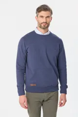 Buzo de felpa color borgoña con cuello redondo, manga larga, bolsillo tipo canguro y logo bordado en el pecho.