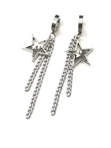 Par de aros colgantes de acero quirúrgico plateado, con dije de estrella calada y cadenas colgantes.
