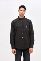 Camisa de corte regular confeccionada en algodón, con diseño de rayas verticales finas en color beige y negro. Presenta cuello clásico, cierre frontal con botones y un bolsillo en el pecho con el logo de la marca bordado.