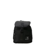 Mochila urbana N+ modelo Lisette, color negro, con compartimento principal con cierre de solapa y hebilla, y bolsillo frontal con cierre. Incluye parche con logo de la marca.