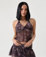 Top halter marrón con estampado abstracto y diseño semitransparente.