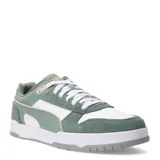 Championes urbanos Puma modelo Game Low SD, con diseño retro de bloques de color. Presentan una combinación de paneles de gamuza en tono verde grisáceo y cuero sintético blanco, con suela de goma blanca y detalles en el mismo tono verde. Incluyen plantilla SOFTFOAM+ para mayor amortiguación.