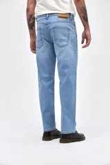 Jean de corte holgado en cadera y cintura con piernas rectas, en color azul claro con acabado lavado.