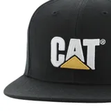 Gorra Caterpillar modelo Sheridan Flat Bill Cap, color negro, con visera plana y logotipo bordado en el frente en relieve con letras blancas y triángulo amarillo.