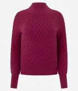 Suéter de punto color crema, con cuello alto, manga larga ajustada y textura zigzag.