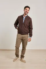 Campera bomber marrón de poliéster con cierre frontal y bolsillos laterales.