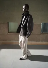 Pantalón de tiro medio con diseño recto y largo, con detalle de pinzas y estampado a cuadros. Cuenta con trabillas en la cintura, dos bolsillos laterales y cierre oculto de botón, gancho y cremallera.