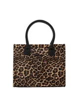 Cartera tipo tote bag de cuerpo soft en color blanco, con detalles y asas en cuerina negra. Cuenta con correa larga ajustable y manijas cortas.