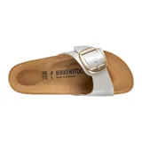 Sandalias Birkenstock modelo Madrid Big Buckle, con una sola tira ancha en color blanco perlado y hebilla grande dorada. Presentan plantilla anatómica de corcho y suela de goma negra.