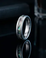 Anillo de acero inoxidable con banda central esmaltada en efecto tornasolado, de diseño moderno y acabado pulido.
