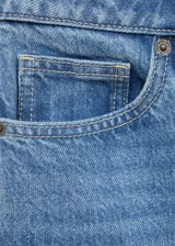 Jeans estilo mom fit de tiro alto y diseño crop, confeccionados en tejido de algodón vaquero en color azul medio. Cuenta con cierre delantero de cremallera y botón, trabillas para cinturón y diseño clásico de cinco bolsillos.