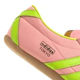 Championes Adidas modelo Tokyo W, color rosa pálido con tres franjas laterales y detalles en verde neón. Presenta puntera de gamuza y suela de goma color caramelo.