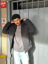 Campera puffer negra con capucha forrada en corderito.