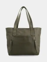 Bolso tipo tote bag de cuero granulado color verde militar, con dos asas de hombro y bolsillo frontal con cierre.